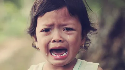 Картинка ребенок плачет фотографии