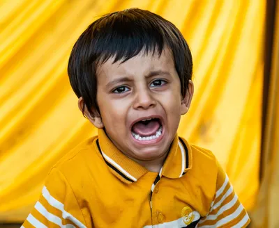 Ребёнок плачет из-за любого замечания: как реагировать родителям | Мел
