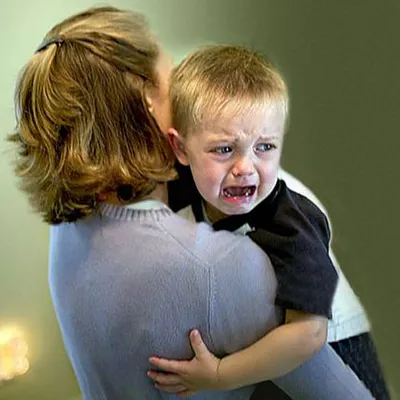Малый ребенок плачет крепко на белой предпосылке Стоковое Изображение -  изображение насчитывающей немного, фокус: 40381883