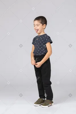 Фото Смешной мальчик показывает язык