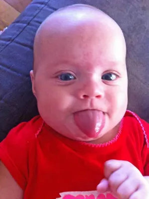 Красивейший младенец показывает язык Стоковое Изображение - изображение  насчитывающей интересно, жизнерадостно: 50884689