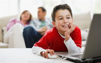 Ребенок все время сидит за компьютером! Что делать?