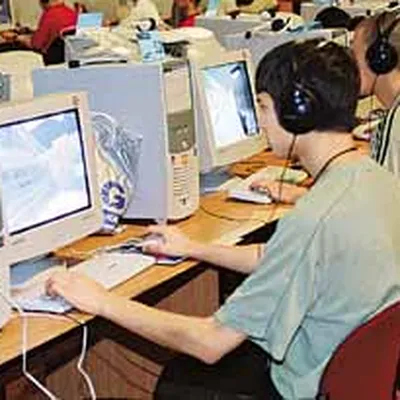 Компьютерная мышь, Мальчик сидит за компьютером, шаблон, компьютерная сеть,  ребенок png | PNGWing