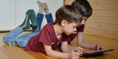 Если ребенку запрещают сидеть за компьютером больше часа в день, родители  тоже не должны проводить перед экраном больше часа