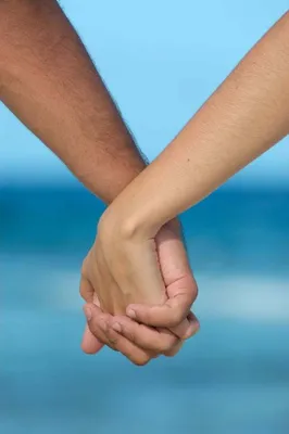 Черно-белые люди держатся за руки вместе Стоковое Изображение - изображение  насчитывающей влюбленность, люди: 205535027