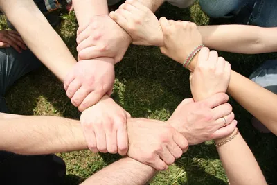 Группа людей, положив руки вместе в круг на деревянных фоне. Концепция  единства :: Стоковая фотография :: Pixel-Shot Studio