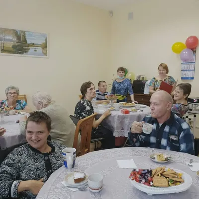 Старшие друзья отмечают день рождения в доме престарелых Стоковое Фото -  изображение насчитывающей пожило, женщина: 158057986