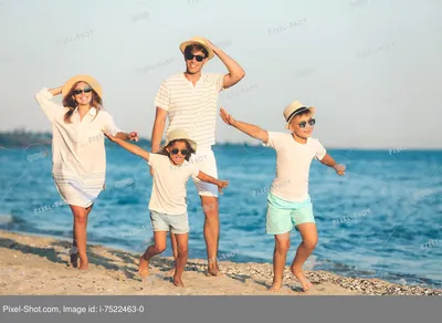 Счастливая семья на берегу моря на курорте :: Стоковая фотография ::  Pixel-Shot Studio