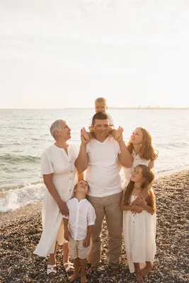 Счастливый Красивая Семья На Тропическом Пляже Отпуск Фотография, картинки,  изображения и сток-фотография без роялти. Image 22484567
