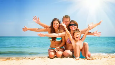 Семья на море стоковое изображение. изображение насчитывающей счастье -  18023653