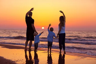 Счастливая семья на море: фото, изображения и картинки