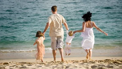 Счастливая семья на море в Греции на фоне природы Стоковое Изображение -  изображение насчитывающей отдых, счастливо: 168064987