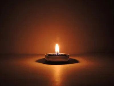 Каждый может зажечь свечу онлайн в память о погибших в Великой  Отечественной войне и помочь ветеранам в рамках всероссийской акции «Свеча  Памяти» / Минпросвещения России