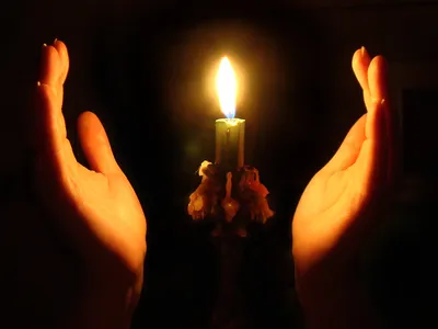 горящая свеча на черном фоне символ скорби и скорби Стоковое Фото -  изображение насчитывающей покойный, изолировано: 245933312
