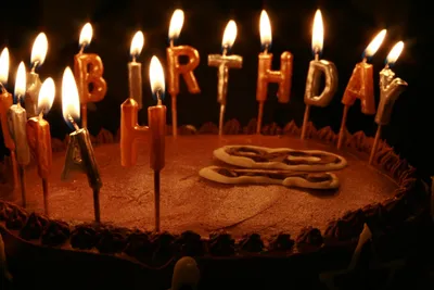 Скачать обои праздничный торт со свечками на рабочий стол из раздела  картинок С Днем Рождения