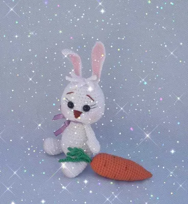 Зайчик с морковкой - фото вязаной игрушки 1024x863. Автор: Татьяна Лысенко.