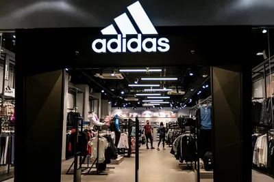 Adidas может отказаться от названия в логотипе