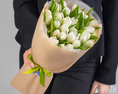 Купить Букет белых тюльпанов с эвкалиптом с доставкой по СПБ и ЛО