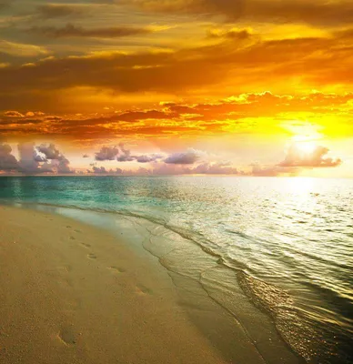 Море океан время восхода солнца на море большие скалы волна ударяется о  скалу на пляже морская вода плещется в небо с солнцем закат закат на море  буря пейзаж | Премиум Фото