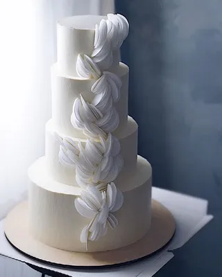 Торты Краснодар с ❤️🖤 on Instagram: “Знаете, что самое сложное в свадебных  тортах? Или больших тортах вообще? Нет, это не б… | Свадебные торты, Большие  торты, Торт