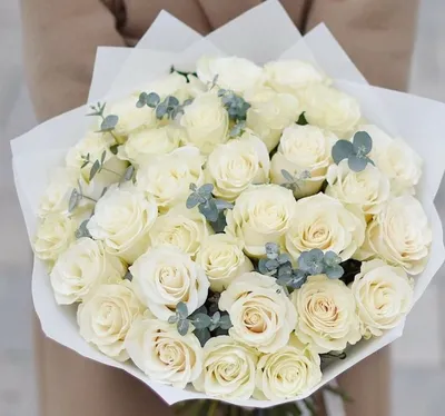Букет из белых роз с лентой 60см доставка в Липецке | Гелерея Цветов