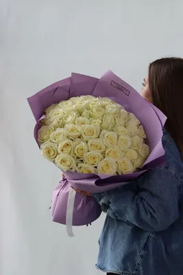 Букет 7 белых роз Эквадор 60см в ленте купить в Новосибирске | «Первый  цветочный Новосибирск»