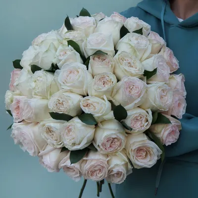 Букет из белых роз и эустомс бесплатной доставкой в Барнауле