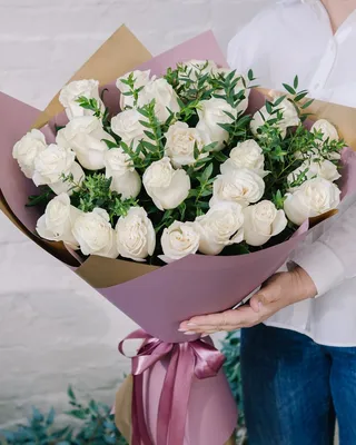 Букет белых роз с эвкалиптом, артикул F1167707 - 13070 рублей, доставка по  городу. Flawery - доставка цветов в