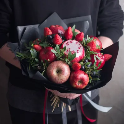 Съедобный Букет из фруктов, эустом и роз купить в Москве с доставкой  недорого