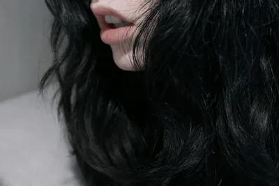 Красивая женщина с черными волосами в дневное время Фон И картинка для  бесплатной загрузки - Pngtree