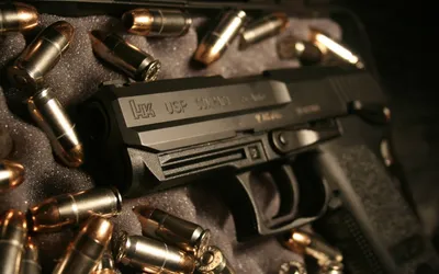 реалистичный черный пистолет, лежащий на камне Стоковое Фото - изображение  насчитывающей фальшивка, никто: 225789544