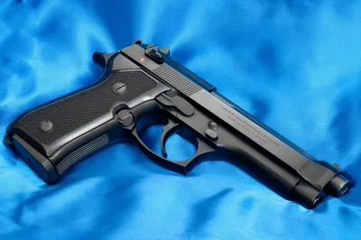 черный пистолет стоковое фото. изображение насчитывающей убийца - 86293976