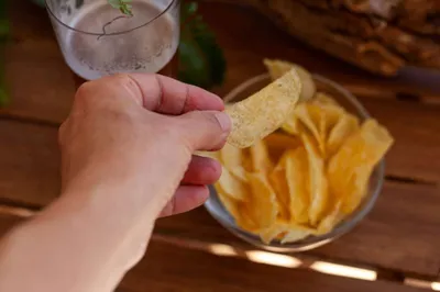 Как есть чипсы Pringles правильно - лайфхак, фото, видео | Новости РБК  Украина