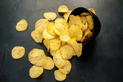 чашка хрустящих волнистых картофельных чипсов или чипсов с перцовым вкусом  чили Стоковое Изображение - изображение насчитывающей органическо,  обломоки: 268746485