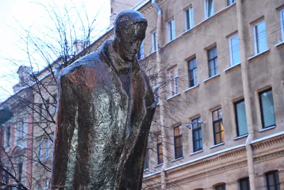На улице Декабристов открыли памятник Александру Блоку. «Бумага»