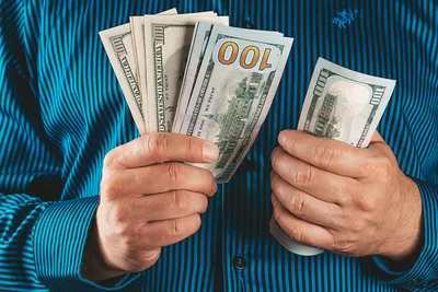 Доллары денег в женских руках Стоковое Фото - изображение насчитывающей  роста, человек: 107626310