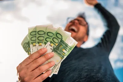 Украинские деньги в руках, изолированные на белом :: Стоковая фотография ::  Pixel-Shot Studio