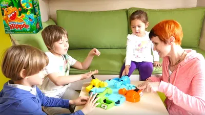 Дети играют с разными игрушками Иллюстрация вектора - иллюстрации  насчитывающей конструкция, малыш: 160094801