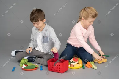 Фото Дети играют с игрушками еды