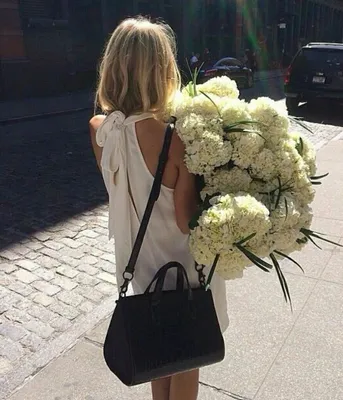 Девушка с белыми розами - 67 фото
