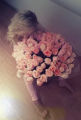 Девушка блондинка со спины с цветами - красивые фото