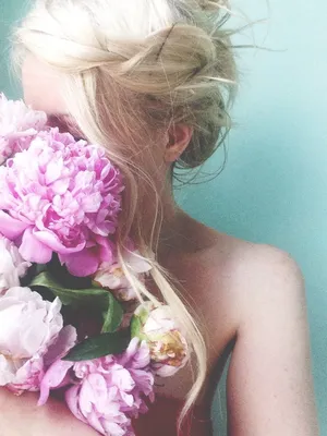 Блондинка с цветами без лица - красивые фото