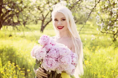 Красивая Блондинка Женщина С Цветами И Розовый Макияж Фотография, картинки,  изображения и сток-фотография без роялти. Image 18878818