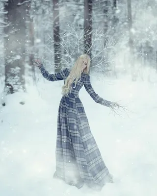 Девушка блондинка зимой в лесу в …» — создано в Шедевруме