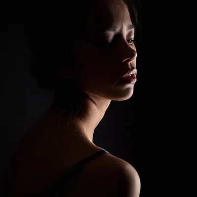Портрет девушки на чёрном фоне. Фотограф Андрей Бортников