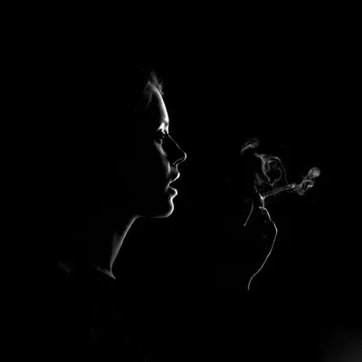 Тень девушки на черном фоне» — создано в Шедевруме