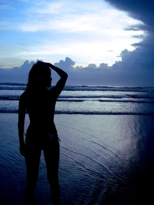 силуэт девушки на фоне моря на закате. красивый морской пейзаж Стоковое  Фото - изображение насчитывающей песок, ландшафт: 217396378