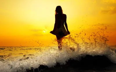 счастливая девушка наслаждается морем Фото Фон И картинка для бесплатной  загрузки - Pngtree
