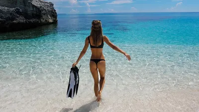 Девушка с расставленными в стороны руками на фоне моря — Картинки для  аватара