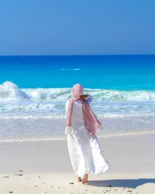 2 Красивые сексуальные девушки на пляже в бикини в солнечных очках на фоне  моря. Стоковое Фото - изображение насчитывающей отдых, девушка: 205691584